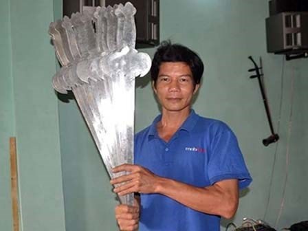 Kỷ lục gia nuốt 15 thanh kiếm trở thành