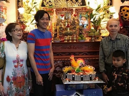 Hoài Linh đón sinh nhật bên bố mẹ sau khi bị trách thiếu quan tâm