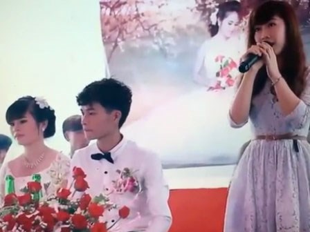 Thiếu nữ hát tặng người yêu cũ trong đám cưới, chú rể bối rối – cô dâu tức phát khóc