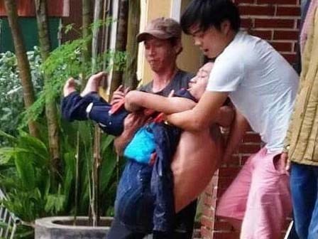 Nam thanh niên vác 2 chai xăng xông vào trụ sở công an gây rối