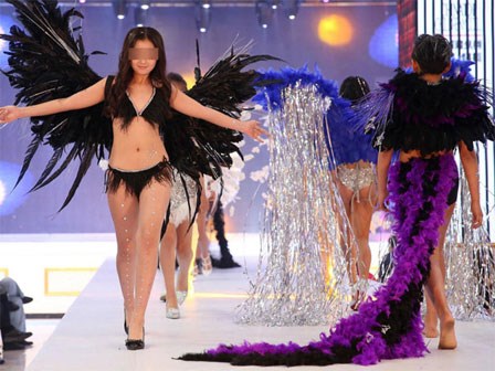 Để bé gái bắt chước