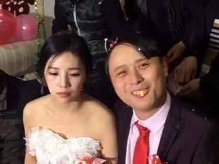 Chú rể “ăn đủ đủ không cần thìa” bị ép nhổ nước bọt vào miệng cô dâu và cái kết cực kinh dị