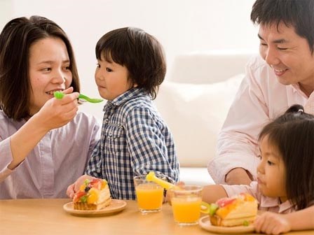 4 kiểu ăn độc hại hơn cả hút thuốc lá, cha mẹ vẫn hồn nhiên để con làm