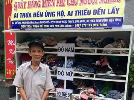 Sợ không được nhận quần áo từ thiện cụ ông phải mang sổ hộ nghèo đi làm chứng