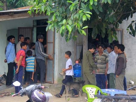 Em gái hoảng sợ phát hiện anh trai 18 tuổi treo cổ tự vẫn trong nhà