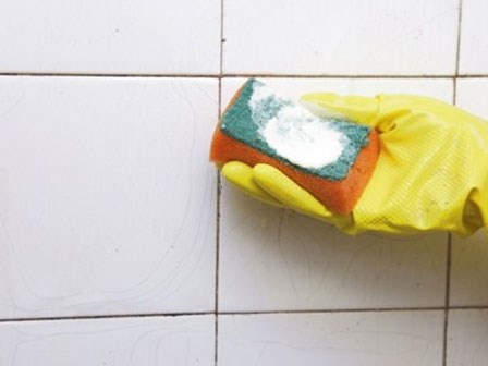 Mẹo vặt tẩy sạch vết bẩn, vết ố trên nền gạch để ghi điểm trước mẹ chồng