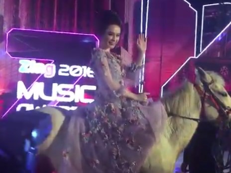 Angela Phương Trinh 'chơi trội' cưỡi ngựa tham dự thảm đỏ