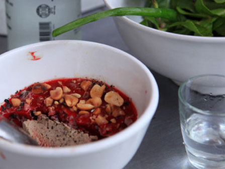 Chỉ mổ lợn, người đàn ông bất ngờ nhiễm loại khuẩn nguy hiểm-1