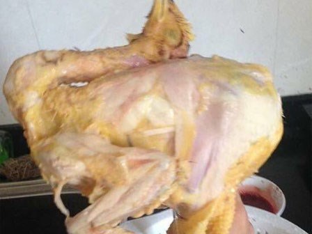 Ra mắt mẹ chồng với con gà lột da tơi tả khiến ai ai cũng... giật mình sợ hãi