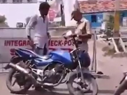 Khi cảnh sát nước ngoài bắt người đi xe không đội mũ bảo hiểm và cái kết bất ngờ