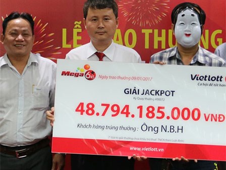 Mang mặt nạ môi son nhận giải Jackpotgần 49 tỷ đồng