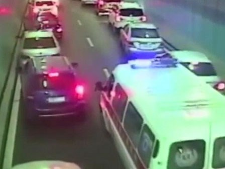 Hàng trăm tài xế đồng loạt 'dạt lề' nhường đường xe cứu thương