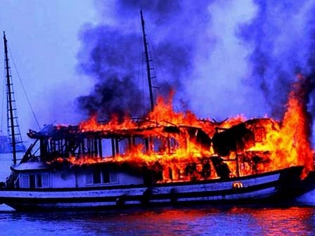 Cháy tàu trên vịnh Hạ Long, 14 du khách nước ngoài thoát nạn