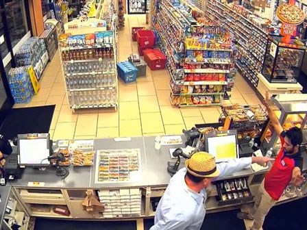 Vụ cướp lố bịch nhất quả đất: Kẻ cướp dùng ngón tay giả làm súng, uy hiếp chủ cửa hàng tiện lợi
