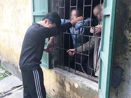 Chàng trai bật khóc khi vô tình gặp lại bạn cũ trong trại tâm thần