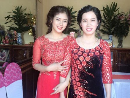 Thêm một bà mẹ U40 trẻ đến mức không thể phân biệt nổi khi đứng cạnh con gái