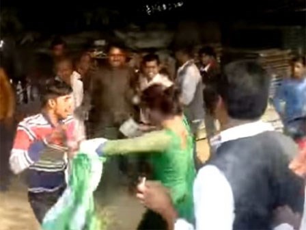 Kinh hoàng nhóm đàn ông dùng gậy đánh một phụ nữ vì không cho sàm sỡ