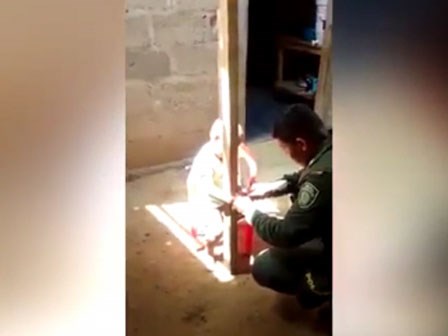 Cảnh sát Colombia giải cứu bé trai bị mẹ trói vào cột