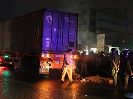 Vợ ôm xác chồng gào khóc giữa đường vì bị xe cán chết