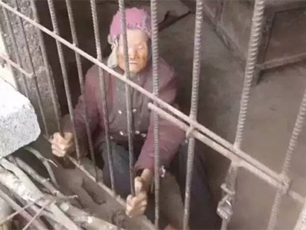 Không phân biệt nổi đây là chuồng lợn hay là căn phòng con trai và con dâu nhốt mẹ già 92 tuổi