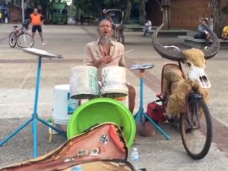 Chế nhạc từ xô chậu, cụ ông hát 
