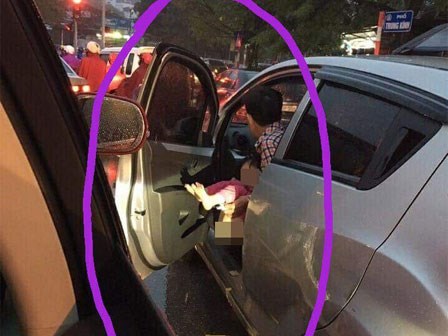 Ông bố mở cửa ô tô cho con đi vệ sinh khi dừng đèn đỏ ngay trên phố Hà Nội