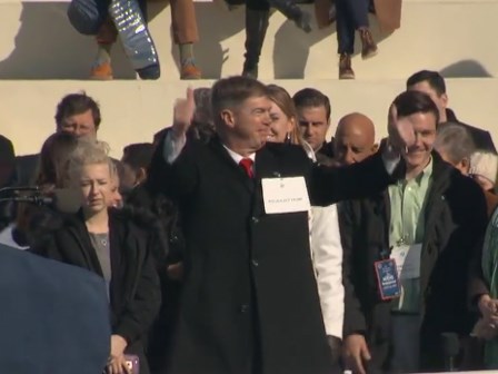 Lính Mỹ thắt cà vạt đỏ, đóng giả Trump diễn tập nhậm chức