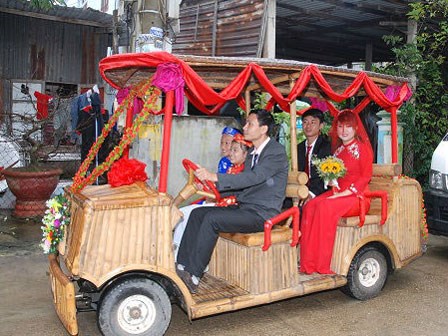 Chú rể dùng xe ô tô điện bằng tre rước dâu siêu độc đáo ở Quảng Nam