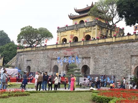 Xôn xao việc Đoan Môn Hoàng Thành Thăng Long quét màu vàng rực