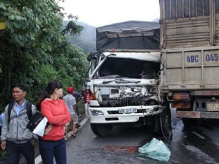 Tai nạn liên hoàn trên đèo Bảo Lộc: Xe rơi xuống vực, xe đâm vách núi