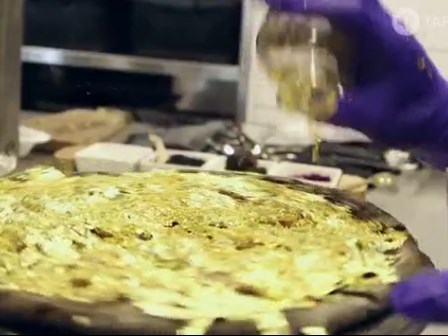 Cận cảnh bánh pizza dát vàng 24k, giá 2000 USD