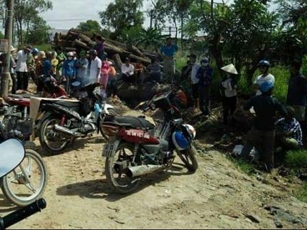 Nghẹt thở cứu người đàn ông bị kéo lê khi cố nhảy lên đoàn tàu đang chạy-1