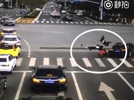 Không đợi đèn tín hiệu, 3 học sinh dắt tay nhau chạy sang đường bị ô tô hất tung