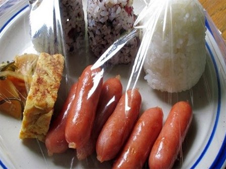 Cảnh báo: Sử dụng màng bọc thực phẩm sai cách như các bà nội trợ hiện nay rất nguy hiểm