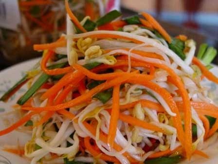 Hướng dẫn muối dưa giá đỗ ngon giòn cho ngày Tết