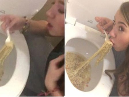 Ăn mỳ đựng trong bồn cầu, hai cô gái trẻ nhận được phản hồi ngoài tưởng tượng