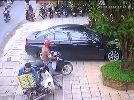 Gần Tết, giao 4 thùng bia cho khách cũng bị hai thanh niên đi SH cuỗm mất 3