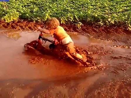 Video: Với tụi trẻ con, niềm vui hân hoan đôi khi chỉ là từ một vũng bùn