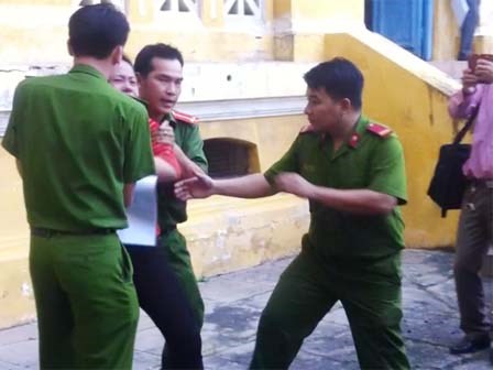 Hoa hậu quý bà gây rối ở tòa sau khi bị tuyên y án