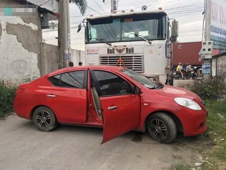 Xế hộp Nissan bị xe container đẩy lùi hàng chục mét, anh trai đạp cửa cứu 2 em