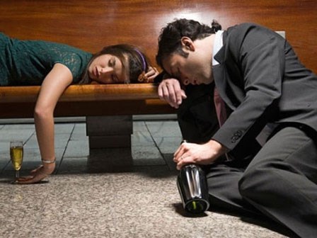 Liên hoan cuối năm, sau cơn say, tỉnh dậy bỗng thấy sếp nằm bên