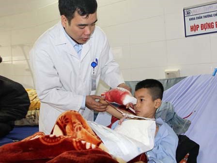 Cháu bé 10 tuổi bị pin điện thoại nổ gây nát bàn tay