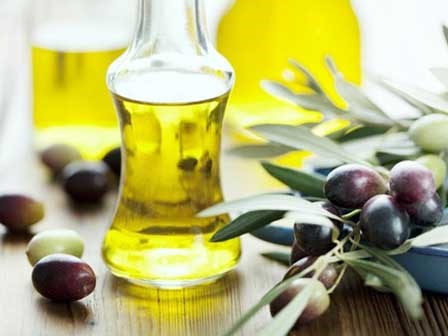Bí quyết làm đẹp da mặt với dầu oliu hiệu quả ngay tại nhà