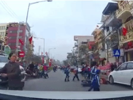 Clip: Phanh gấp tránh nhóm học sinh đi bộ sang đường, cô gái đi xe đạp điện ngã sấp mặt