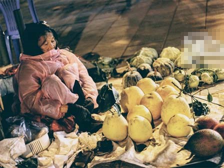 Cụ bà co ro giữa đêm lạnh Hà Nội: ‘Tết chỉ ước bán hết bưởi kẻo héo thôi’