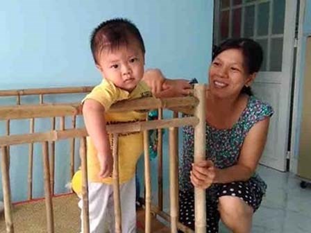 Cậu bé bị dao đâm xuyên sọ lúc 11 ngày tuổi đã đi được để chơi Tết