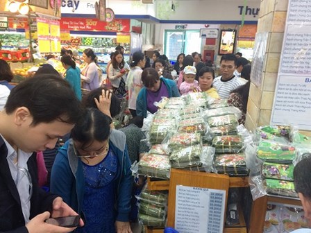 29 Tết, nhiều siêu thị “cháy hàng” hạt dưa, mứt tết…