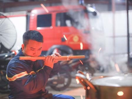 Khoảnh khắc giản dị của những người lính cứu hỏa bên nồi bánh chưng trong ngày trực cuối năm