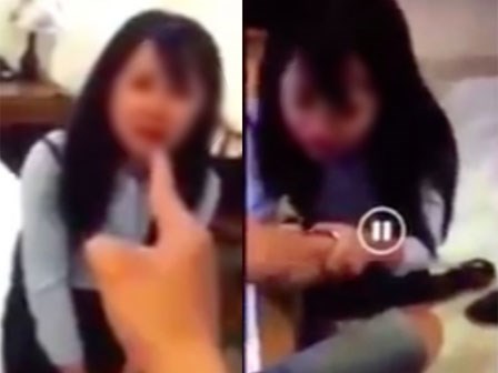 Cô gái trẻ quỳ gối xin lỗi người yêu sau khi bị phát hiện lấy trộm tiền