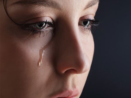 Tôi bị mẹ chồng dằn mặt ngay đêm tân hôn chỉ vì cái chén vỡ